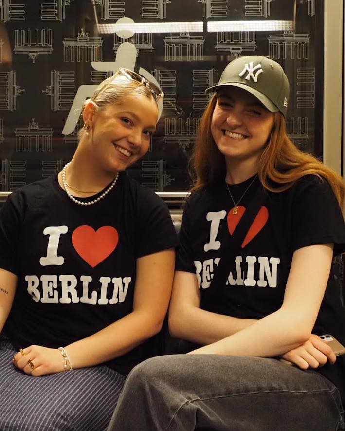 To elever med en "I Love Berlin" t-shirt