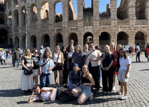 En klasse foran Colosseum i Rom.