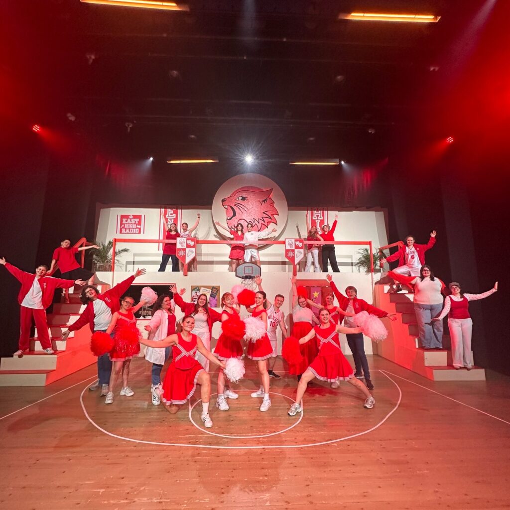 Eleverne udklædt som basketboldspiller og cheerleader på scenen