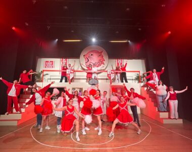 Eleverne udklædt som basketboldspiller og cheerleader på scenen