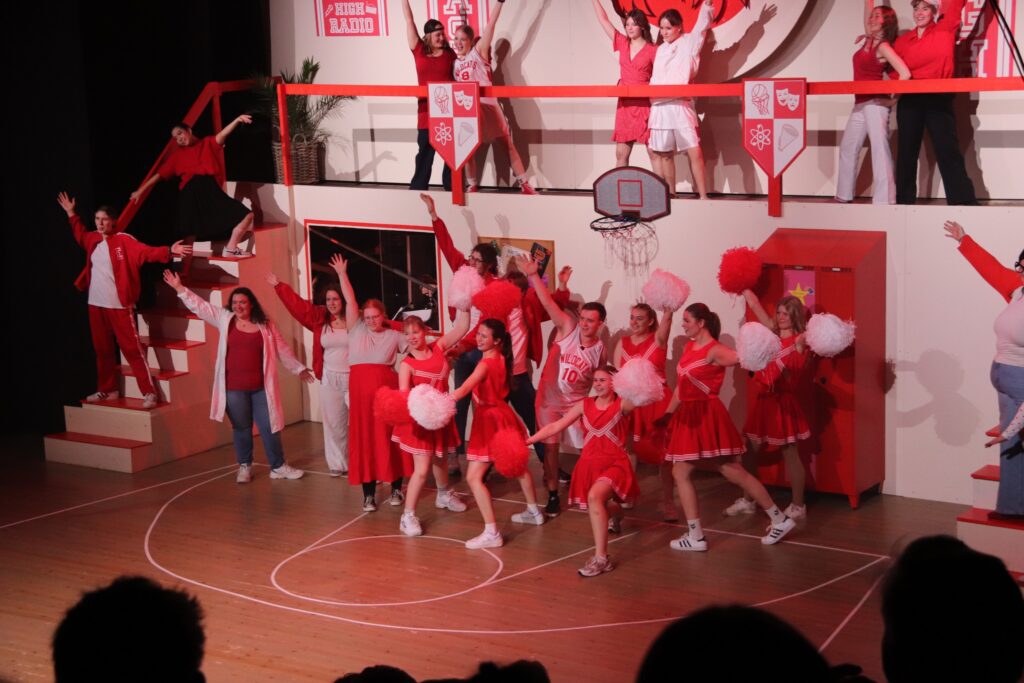 Eleverne udklædt som basketboldspiller og cheerleader på scenen